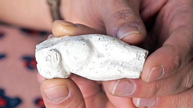 Knapp sieben Zentimeter groß und 33 Gramm schwer ist die kleine Tonfigur, die Nadine Hußlein im Umfeld der Wallburg fand.