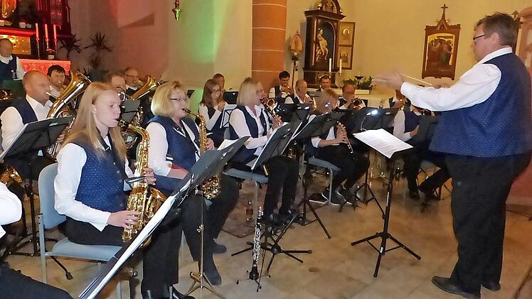 Valerij Efremov führt bei der Stadtkapelle Kupferberg den Dirigentenstab. Fotos: Klaus-Peter Wulf
