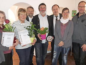 Ehrungen beim Gartenbauverein Gösmes-Walberngrün; unser Bild zeigt (von links) Edith Weber, Margit Göbel, Kreisfachberater Friedhelm Haun, Josef Werner, Bürgermeister Werner Burger, Vorsitzende Bianca Göbel und den Helmbrechtser Stadtrat Jürgen Gareis.  Foto: Klaus-Peter Wulf