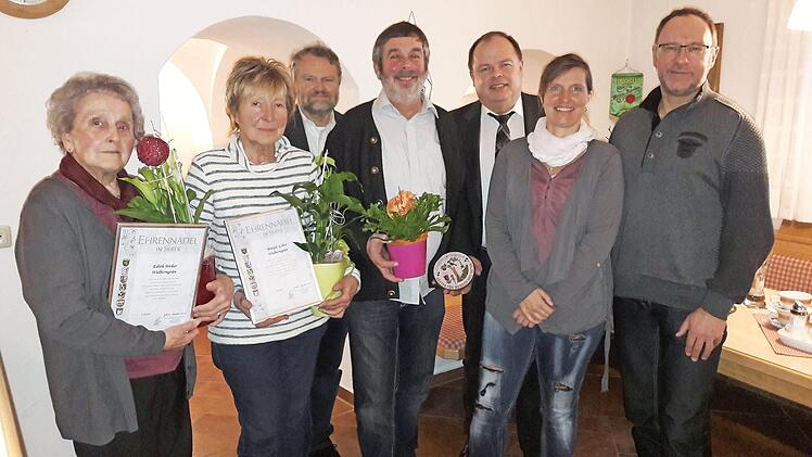 Ehrungen beim Gartenbauverein Gösmes-Walberngrün; unser Bild zeigt (von links) Edith Weber, Margit Göbel, Kreisfachberater Friedhelm Haun, Josef Werner, Bürgermeister Werner Burger, Vorsitzende Bianca Göbel und den Helmbrechtser Stadtrat Jürgen Gareis.  Foto: Klaus-Peter Wulf