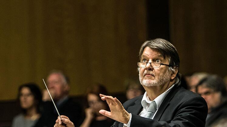 Viel Beifall gab es in Neustadt für die Uraufführung der 2. Sinfonie des in Ahorn lebenden Komponisten Gerhard Deutschmann. Umjubelte Solistin beim Konzert der Musikfreunde unter Leitung von Hans Stähli war die Cellistin  Hanna Pyrozhkova.Foto: Jochen Berger