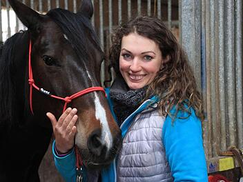 Maria Tribale mit ihrem Pferd "Groovy", einer neunjährigen American-Paint-Horse-Stute. Foto: Tobias Kindermann