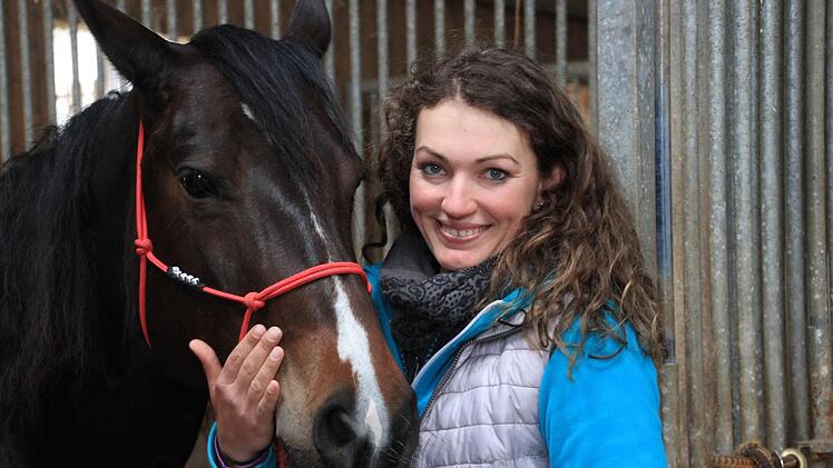 Maria Tribale mit ihrem Pferd "Groovy", einer neunjährigen American-Paint-Horse-Stute. Foto: Tobias Kindermann
