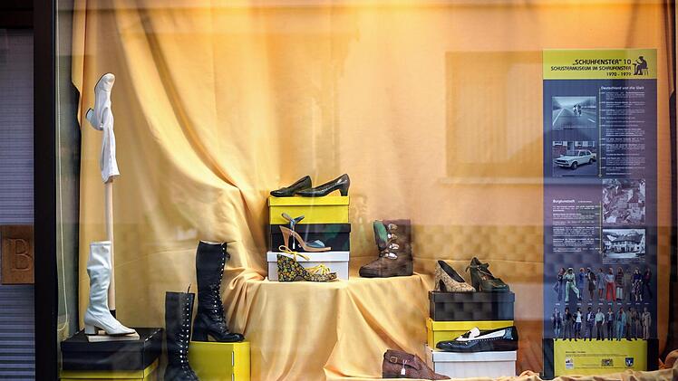 Im Schaufenster des ehemaligen Café Besold sind einige Ausstellungsstücke zu sehen. Fotos: Bastian Sünkel