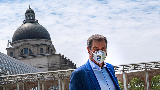 Mit S&ouml;der als "Impfpaten": OB K&ouml;nig l&auml;sst sich in Moschee gegen Corona impfen