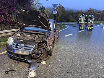 Kreis Kulmbach: Mann auf B303 von Auto erfasst - Frau eingeklemmt