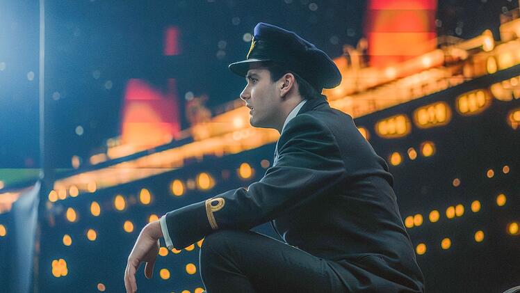 Offizier Harold Lowe (Oisin Thompson) ist einer der wenigen, die zur sinkenden "Titanic" zur&uuml;ckkehren, um &Uuml;berlebende aufzunehmen.