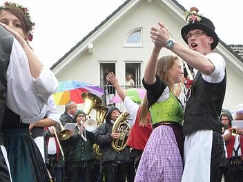 Die Platzburschen und -madla machen auf ihrem Weg durchs Dorf immer wieder Station um zu tanzen.  Fotos: Katharina Müller-Sanke