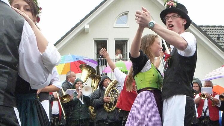 Die Platzburschen und -madla machen auf ihrem Weg durchs Dorf immer wieder Station um zu tanzen.  Fotos: Katharina Müller-Sanke