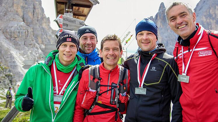 Zusammen mit dem Gesamtsieger des Dreizinnenlaufs, Jonathan Wyatt aus Neuseeland (Dritter von links) zeigen sich die Staffelsteiner (von links) Christian Gründel, Bernd Gierlich, Bernd Geber und Werner Freitag. Foto: pr