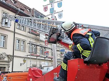 Menschenrettung mittels einer 30-Meter-Drehleiter wurde beim Tag der offenen Tür der Freiwilligen Feuerwehr Münnerstadt demonstriert. Kommandant Robert Müller (im Vordergrund) gab den Zuschauern Erläuterungen. Foto: Dieter Britz