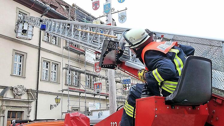 Menschenrettung mittels einer 30-Meter-Drehleiter wurde beim Tag der offenen Tür der Freiwilligen Feuerwehr Münnerstadt demonstriert. Kommandant Robert Müller (im Vordergrund) gab den Zuschauern Erläuterungen. Foto: Dieter Britz