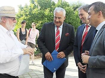 Ein Musiker (links) der englischen Toothill Bigband hieß Kultusminister Ludwig Spaenle (M.) in Wallenfels willkommen. Zuvor hatte die Bigband aus der Wallenfelser Partnerstadt Bingham den Minister musikalisch begrüßt. Rechts neben Spaenle verfolgten CSU-Landratskandidat Klaus Löffler und Wallenfels' Bürgermeister Jens Korn die Szene. Foto: Veronika Schadeck