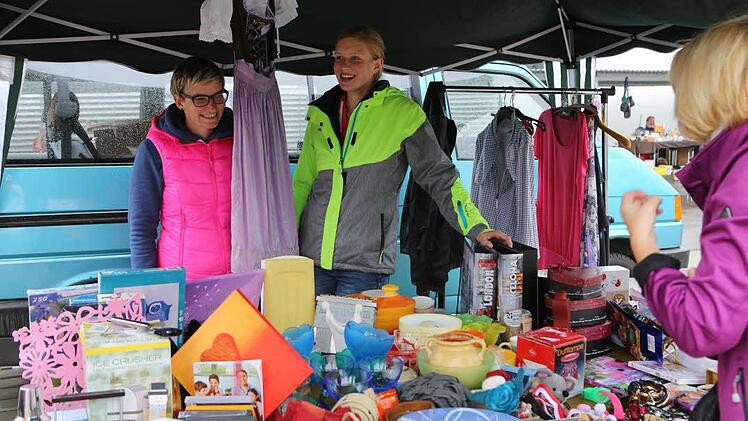 Stefanie Schrüfer (l.) und ihre Freundin haben für den verregneten Trödeltag immerhin ein Lächeln übrig. Fotos: Barbara Herbst