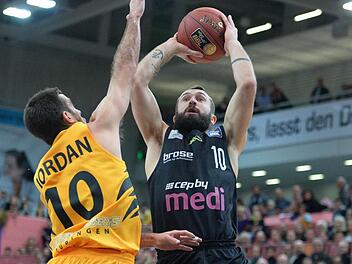 Bastian Doreth steuerte 14 Punkte zum neunten Bayreuther Sieg in Serie bei. Hier kann ihn der Tübinger Jared Jordan (links) nicht stoppen.  Foto: Peter Mularczyk