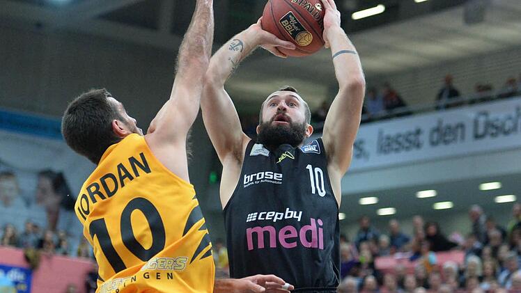 Bastian Doreth steuerte 14 Punkte zum neunten Bayreuther Sieg in Serie bei. Hier kann ihn der Tübinger Jared Jordan (links) nicht stoppen.  Foto: Peter Mularczyk