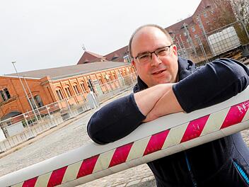 Rainer Pfaff ist Vorsitzender des Vereins "Kulturquartier Lagarde" - benannt nach der ehemaligen US-Kaserne im Hintergrund. Foto: Matthias Hoch