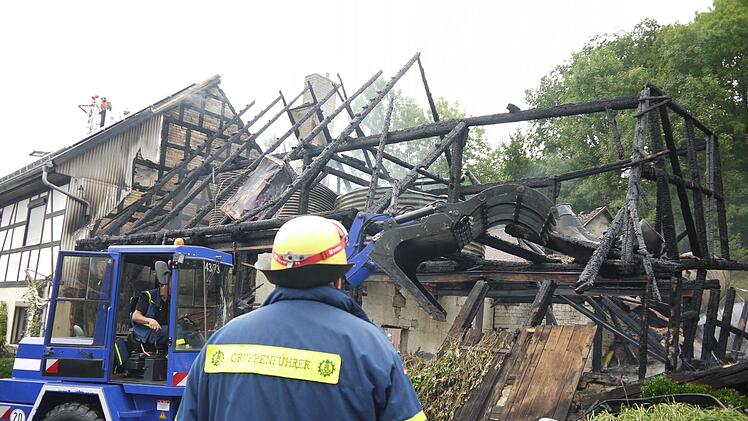 Mit schwerem Gerät räumte das Technische Hilfsbwerk die Unfallstelle. Foto: Berthold Köhler