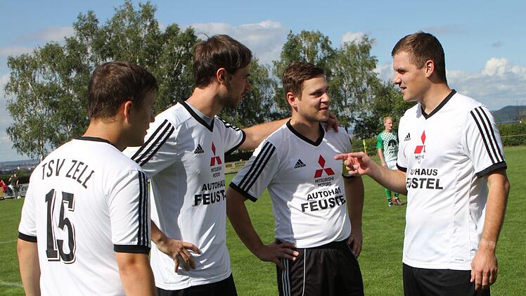 Der neue Spielertrainer Markus Simon (rechts) schwört seine Spieler Simon Schädler, Christoph Herold und David Eller (von links) noch einmal auf das Derby ein.