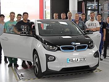 Die angehenden Kfz-Mechatroniker der Berufsschule Kulmbach beschäftigen sich nicht nur mit Verbrennungsmotoren, sondern auch mit elektrisch betriebenen und mit Hybrid-Fahrzeugen. Foto: Sonny Adam