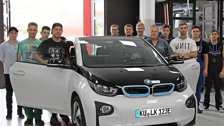 Die angehenden Kfz-Mechatroniker der Berufsschule Kulmbach beschäftigen sich nicht nur mit Verbrennungsmotoren, sondern auch mit elektrisch betriebenen und mit Hybrid-Fahrzeugen. Foto: Sonny Adam