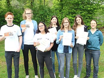 Jan Müller, Isabella Steinmetz, Valeria Silva, Luise Spieß, Ida Hauck und Clara Büchs sind Preisträger beim Wettbewerb "Architektur fürs neue Lernen" (auf dem Bild fehlen Linus Stengel und Selina Warmuth). Begleitet hat das Projekt die Kunstlehrerin Tanja Sobisch (rechts).H. Beudert