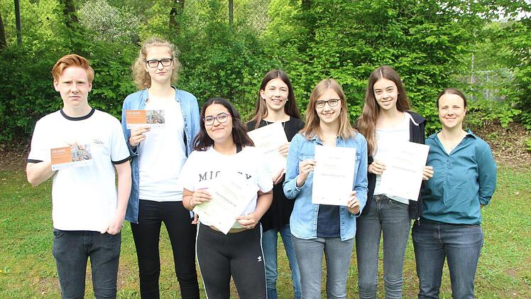 Jan Müller, Isabella Steinmetz, Valeria Silva, Luise Spieß, Ida Hauck und Clara Büchs sind Preisträger beim Wettbewerb "Architektur fürs neue Lernen" (auf dem Bild fehlen Linus Stengel und Selina Warmuth). Begleitet hat das Projekt die Kunstlehrerin Tanja Sobisch (rechts).H. Beudert