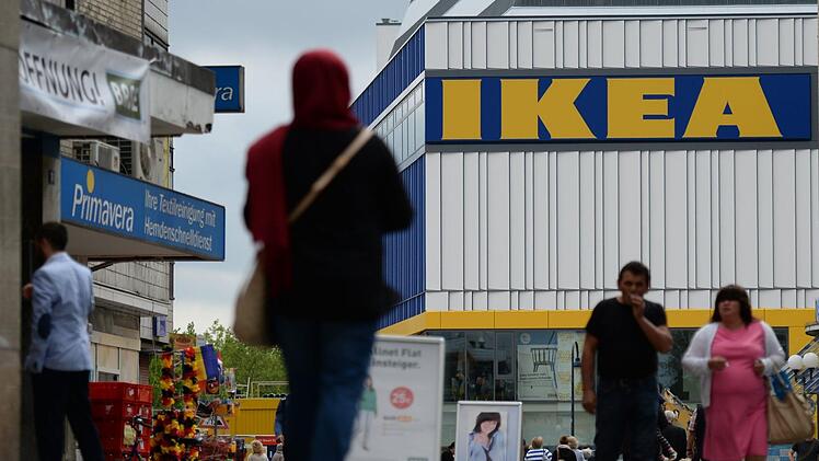 Im schwedischen Möbelhaus herrscht täglich reger Betrieb. Jedoch nicht nur um neue Produkte einzukaufen. Viele Menschen geben IKEA-Produkte zurück. Die Bedingungen dafür ändern sich bald.  Symbolbild: Daniel Reinhardt / dpa