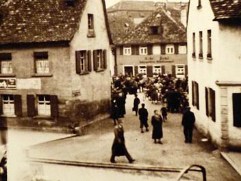Zuschauer auf der Hundsbrücke bei der Sprengung der Forchheimer Synagoge  Foto: Brunner, Repro: Franze