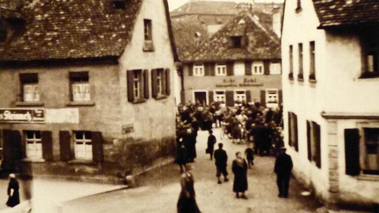 Zuschauer auf der Hundsbrücke bei der Sprengung der Forchheimer Synagoge  Foto: Brunner, Repro: Franze