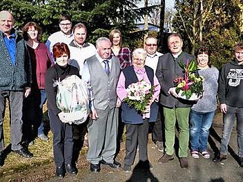 Manfred und Gertraud Kaßel mit Familie, OB Henry Schramm und stellvertretender Landrätin Christina Flauder  Foto: Werner Reißaus