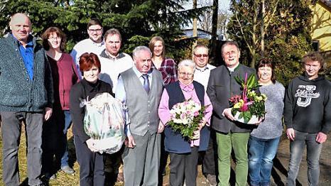Manfred und Gertraud Kaßel mit Familie, OB Henry Schramm und stellvertretender Landrätin Christina Flauder  Foto: Werner Reißaus