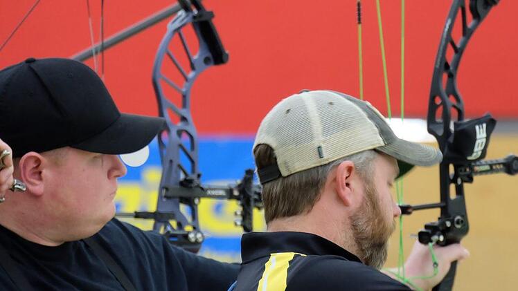 Der Elfershäuser Stefan Heinickel (links) im Duell mit dem mehrfachen Weltmeister Braden Gellenthien. Foto: Ralf Kohn