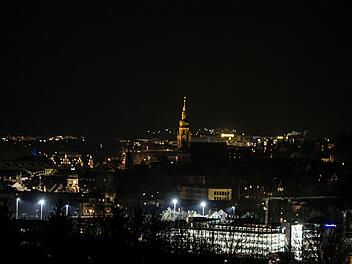 Coburg bei Nacht: Blick auf die Altstadt mit St. Moriz von Ahorn aus. Hell im Vordergrund unten: das Park-Deck für die SÜC-Mitarbeiter in der Bamberger Straße.Foto: Jochen Berger