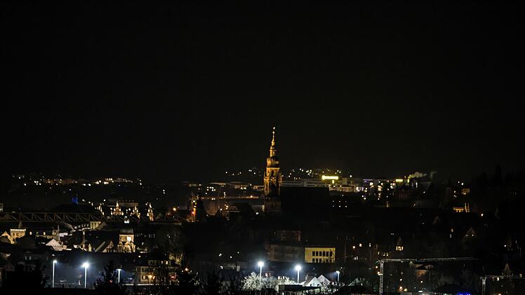 Coburg bei Nacht: Blick auf die Altstadt mit St. Moriz von Ahorn aus. Hell im Vordergrund unten: das Park-Deck für die SÜC-Mitarbeiter in der Bamberger Straße.Foto: Jochen Berger