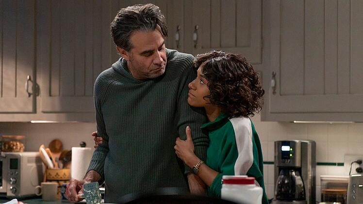Auf ihren Stiefvater Pete Marino (Bobby Cannavale) kann sich Lucy (Ariana DeBose) verlassen - auf ihre Mutter Dorothy eher nicht.