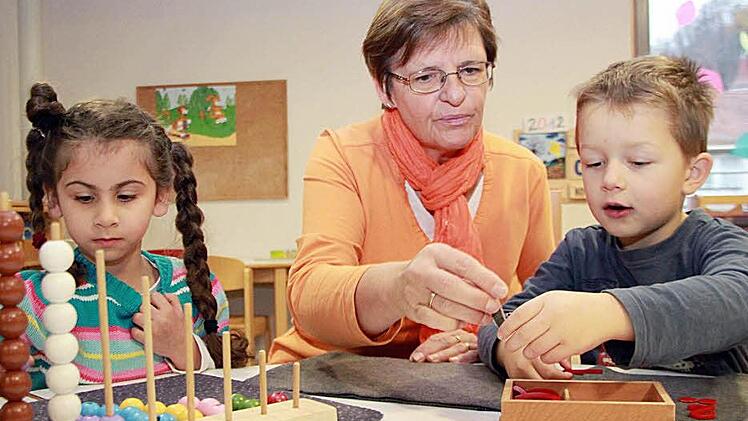 Einfache mathematische Zusammenhänge lernen Duygen Alkan (links) und Leon Isikli in der integrativen Kindertagesstätte in der Waaggasse spielerisch. Christa Konrad macht die Arbeit mit dem für sie neuen Montessori-Konzept viel Freude. Foto: Dagmar Besand