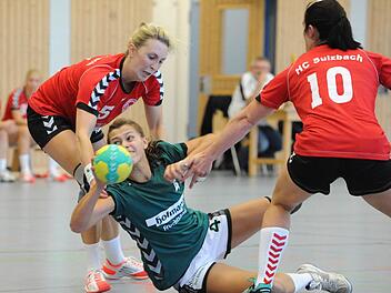 Eine gute Spielerin meistert auch schwierige Situationen: Auf unserem Bild gelingt dies Anna Kleinhenz von der SG Garitz/Nüdlingen (Bildmitte) mit einem Pass in Bedrängnis. Foto: Hopf