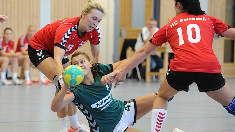 Eine gute Spielerin meistert auch schwierige Situationen: Auf unserem Bild gelingt dies Anna Kleinhenz von der SG Garitz/Nüdlingen (Bildmitte) mit einem Pass in Bedrängnis. Foto: Hopf