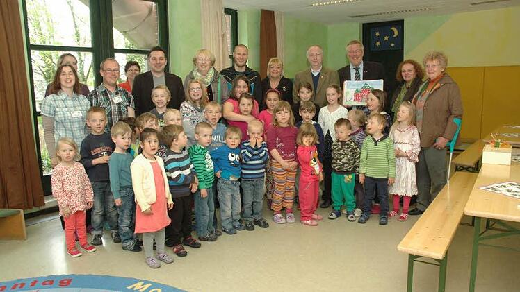 Zum "Freund der Kinder und zum Ehrenmitglied des Awo-Kinderhauses" wurde Coburgs OB Norbert Kastner am vergangenen Donnerstag ernannt. Die Kinder und Awo-Mitarbeiter freuen sich darüber.  Foto: Meißinger