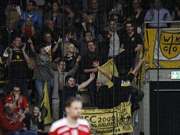 Zwei Dutzend Coburger Fans machten unter den knapp 2500 Zuschauern in der Emsland-Arena richtig Stimmung, doch zum erhofften Auswärtssieg ihrer Lieblinge reichte es nicht. Der HSC enttäuschte im Angriff und unterlag zu Recht mit 21:25. Fotos: Iris Bilek