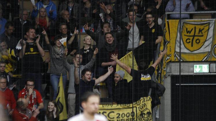 Zwei Dutzend Coburger Fans machten unter den knapp 2500 Zuschauern in der Emsland-Arena richtig Stimmung, doch zum erhofften Auswärtssieg ihrer Lieblinge reichte es nicht. Der HSC enttäuschte im Angriff und unterlag zu Recht mit 21:25. Fotos: Iris Bilek