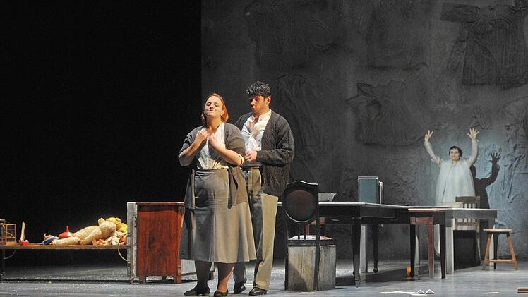 "Der Welt abhanden gekommen". Die szenische Collage mit Musik von Gustav Mahler und Claude Vivier erlebte ihre Uraufführung am Landestheater Coburg.Foto. Andrea Kremper