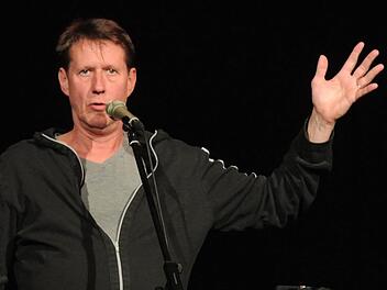 Andreas Rebers, wie er leibt und lebt in der Haßfurter Stadthalle. Fotos: Brigitte Krause