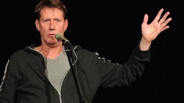 Andreas Rebers, wie er leibt und lebt in der Haßfurter Stadthalle. Fotos: Brigitte Krause