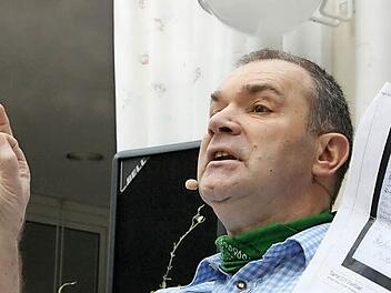 Er hat es faustdick hinter den Ohren: Fredi Breunig beim Frühschoppen-Auftritt im Kurgarten-Café in Bad Bocklet.  Foto: Arnold Nöth