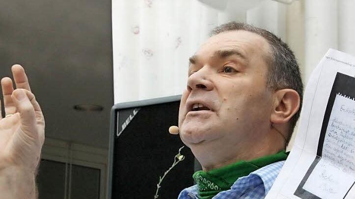 Er hat es faustdick hinter den Ohren: Fredi Breunig beim Frühschoppen-Auftritt im Kurgarten-Café in Bad Bocklet.  Foto: Arnold Nöth