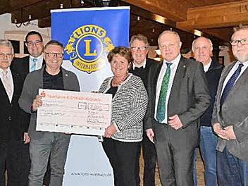 Gunter Heckel, Benedikt Drempetic, Hans-Peter Brendel, Pia Schmidt, Jürgen Zink, Bernd Sesselmann, Gerhard Müller und Karl-Heinz Kuch (von links) bei der Spendenübergabe  Foto: Uschi Prawitz