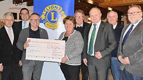 Gunter Heckel, Benedikt Drempetic, Hans-Peter Brendel, Pia Schmidt, Jürgen Zink, Bernd Sesselmann, Gerhard Müller und Karl-Heinz Kuch (von links) bei der Spendenübergabe  Foto: Uschi Prawitz