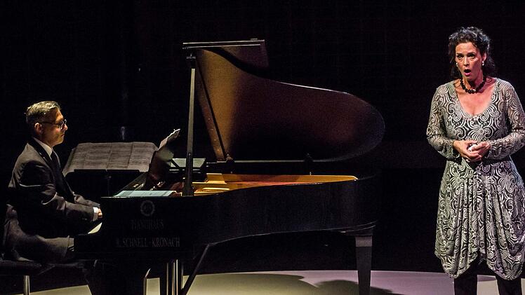 "Herzlich lieben, mutig hassen" lautete das Motto eines Liederabends mit Gabriela Künzler und Antonio Grimaldi in der Coburger Reithalle. Foto: Jochen Berger